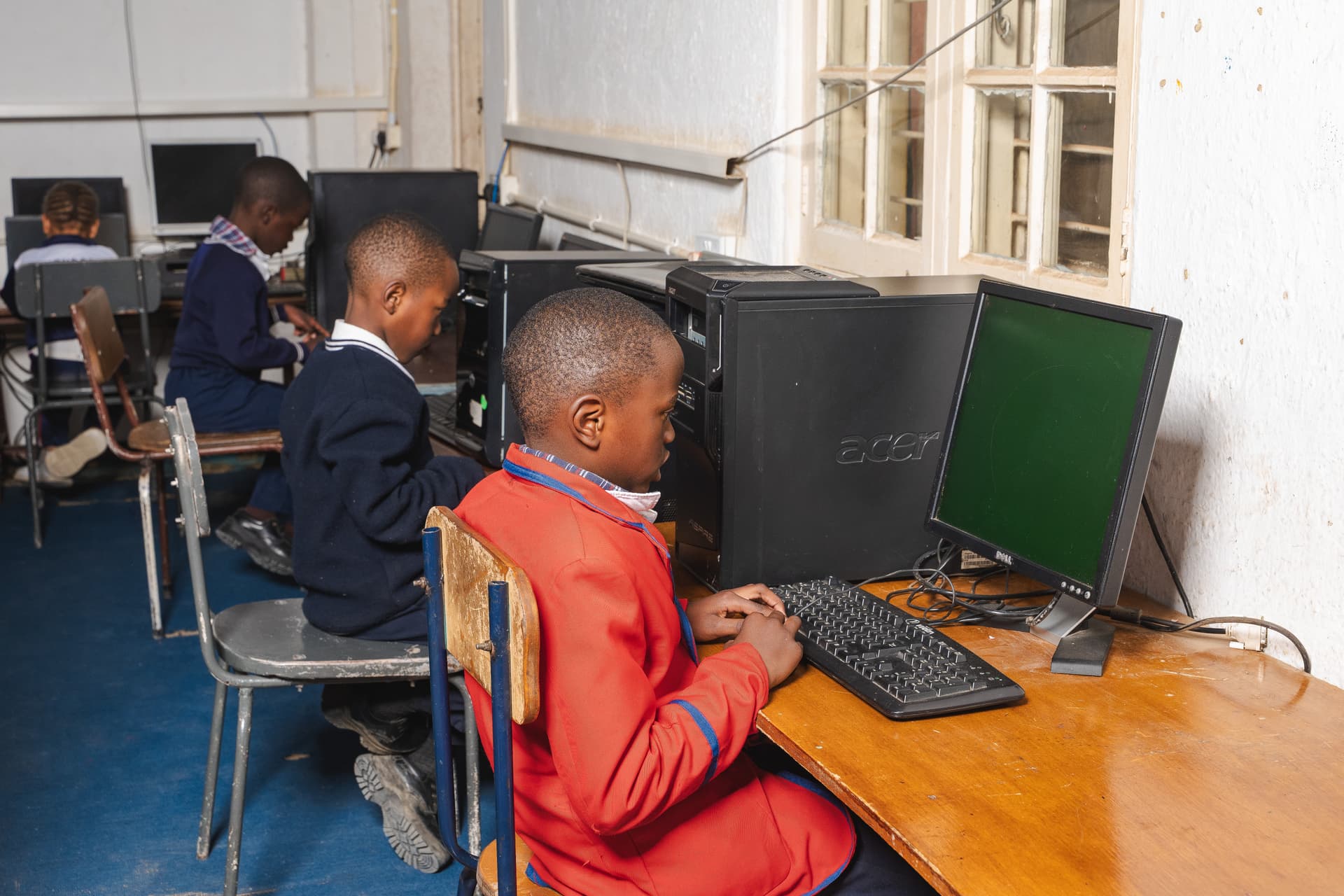 Primary students working in the computer lab